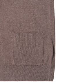 Suéter marrón de punto con textura acanalada. Presenta un bolsillo frontal y un dobladillo acanalado, ofreciendo un aspecto suave y cómodo.