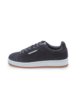 Ciemnoniebieskie zamszowe sneakersy z białą gumową podeszwą, kontrastowymi sznurówkami i minimalnym logo. Klasyczna niska sylwetka z okrągłym noskiem.