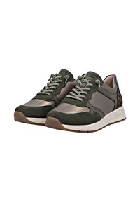 Basket en vert olive avec des accents en daim et métalliques, bout rond, panneau texturé contrastant et semelle en caoutchouc brun, avec un détail de talon à motifs.