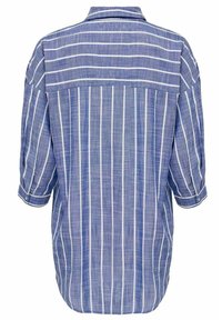 Camicia a righe blu con linee verticali bianche, colletto, maniche a tre quarti con polsini a bottone e una vestibilità rilassata. Vista posteriore mostrata.