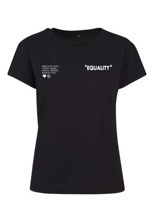 Czarny t-shirt z białym napisem na piersi "RÓWNOŚĆ" oraz mniejszym tekstem wymieniającym miejsce urodzenia Ziemia, pochodzenie Człowiek, polityka Wolność, religia Miłość.