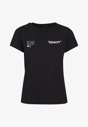 Sort t-shirt med hvid tekst på brystet, der lyder "LIGESTILLING" og mindre tekst med angivelse af fødested Jord, oprindelse Menneske, politik Frihed, religion Kærlighed.