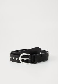 Ceinture en cuir noir enroulée, ornée de clous en forme d'étoile en argent sur toute sa longueur et d'une boucle ronde en argent, sur un fond blanc.