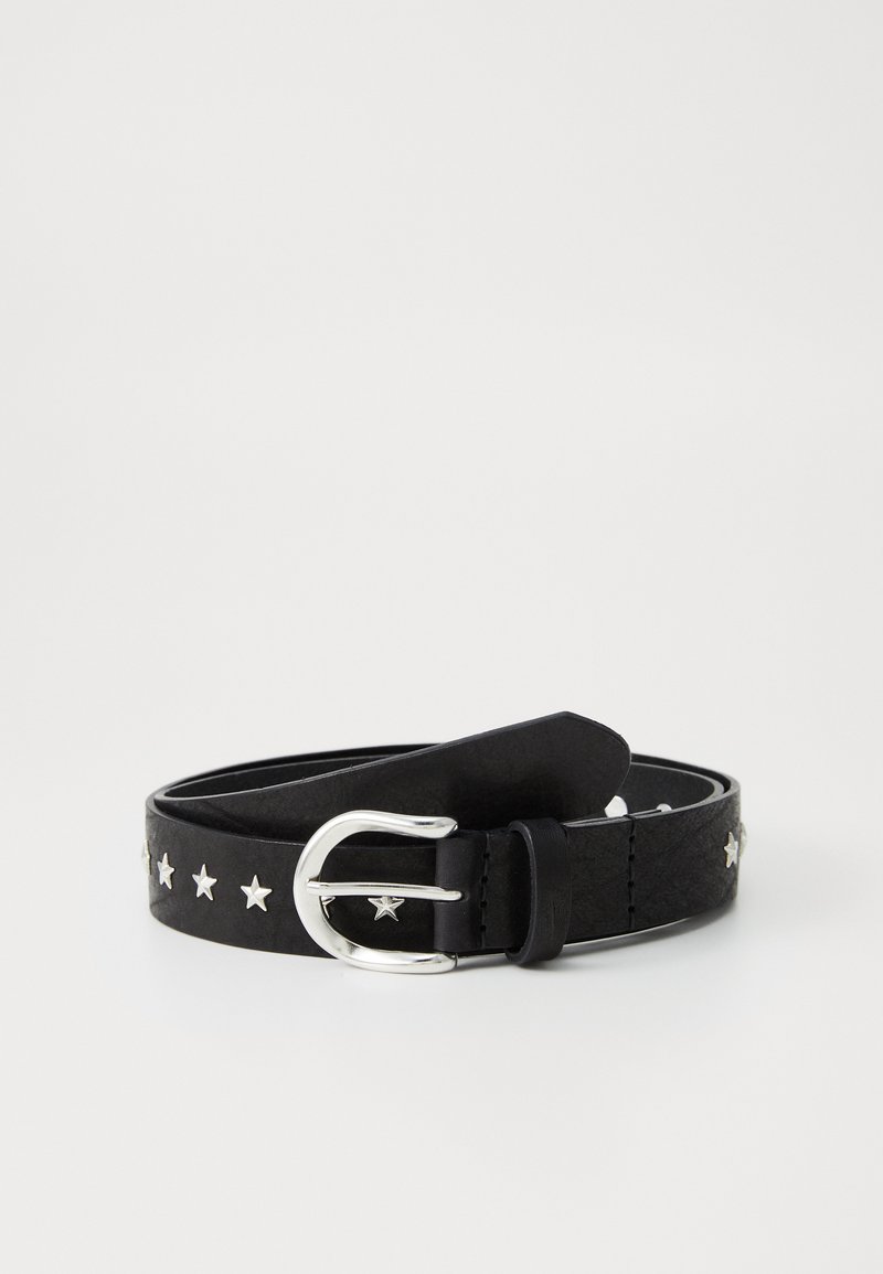 Ceinture en cuir noir enroulée, ornée de clous en forme d'étoile en argent sur toute sa longueur et d'une boucle ronde en argent, sur un fond blanc.