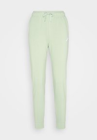 Pantalones jogger de color verde claro, fabricados con un tejido suave. Presentan una cinturilla elástica con cordón y un pequeño logo blanco en el muslo izquierdo.