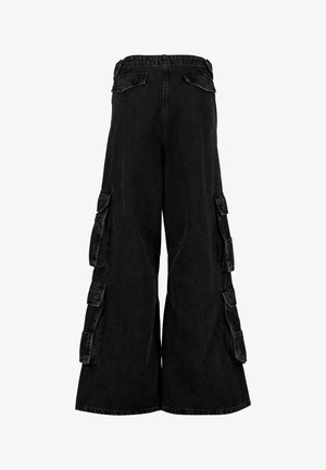 Čierne široké cargo nohavice s vysokým pásom, s viacerými vreckami po stranách a mäkkým, štruktúrovaným denimovým materiálom.