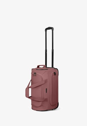 Sac de voyage à roulettes molletonné de couleur bordeaux, avec une poignée télescopique noire, des sangles de portage sur le côté et sur le dessus, et plusieurs compartiments zippés.