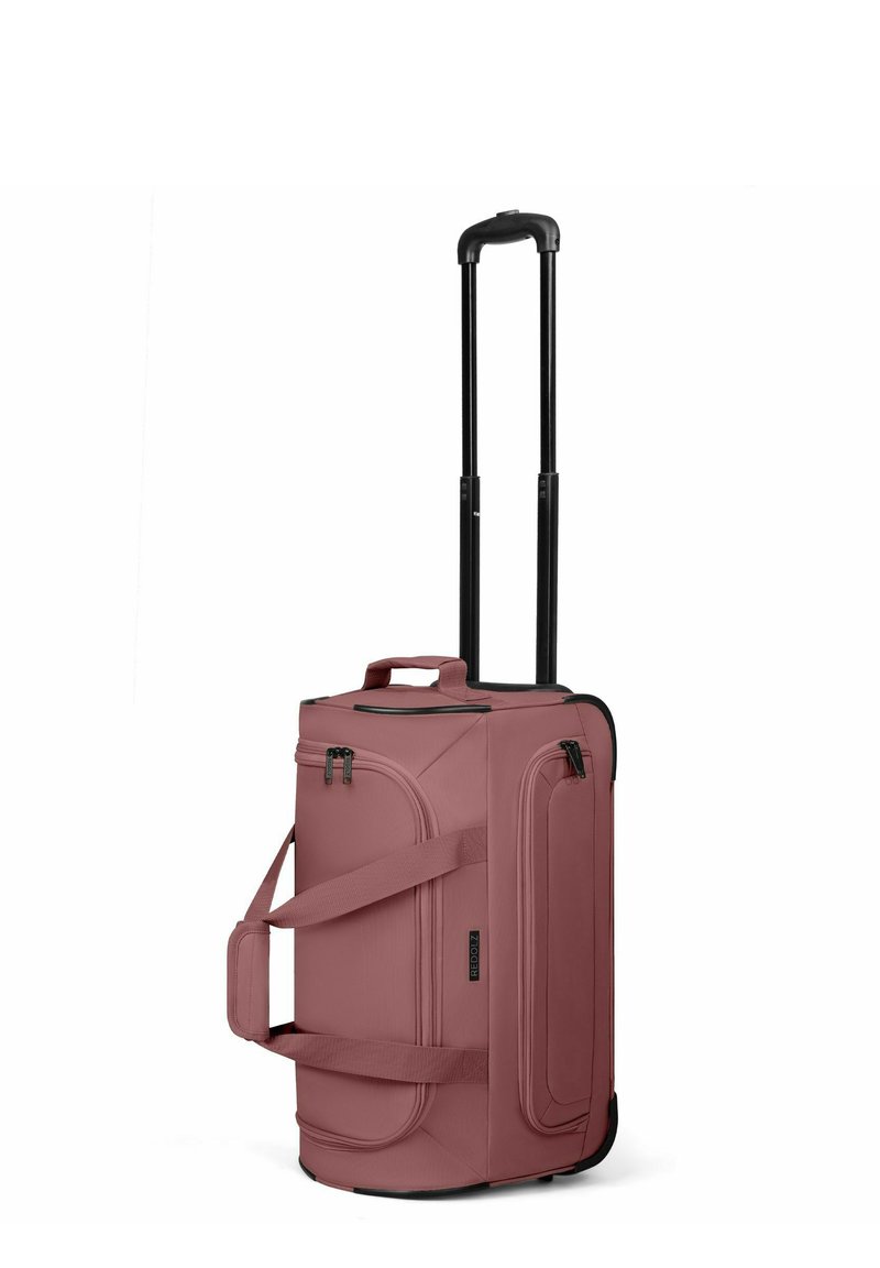 Zacht maroon wheeled duffel bag met telescopische zwarte handgreep, zij- en bovenhandvaten, en meerdere ritscompartimenten.