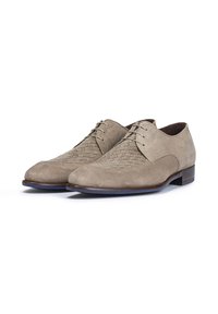 Chaussures en velours gris avec une texture tissée sur le bout, lacets plats et un petit talon empilé. Surface lisse, design à bout arrondi.