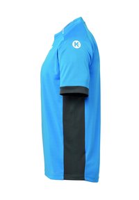 Blå sports T-shirt med sorte sidepaneler, korte ærmer, rund hals og et logo på den øverste venstre arm. Fremstillet af et åndbart materiale.