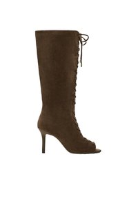 Botte stiletto en daim marron montant jusqu'au genou avec orteil ouvert et lacets à l'avant noués en nœud en haut.