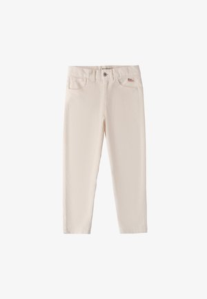 Pantalones blancos de canalé con corte recto, cinco bolsillos, cierre de botón y una pequeña etiqueta de logo en la cintura frontal.