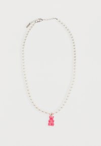 Λευκό κολιέ με χάντρες, ασημένιο κούμπωμα και με μικρό ροζ μενταγιόν σε σχήμα αρκουδάκι ζελέ στο κέντρο.