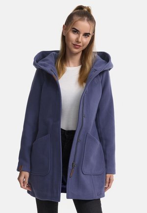 Manteau en polaire violet avec capuche, fermeture éclair à l'avant et fermetures à pression. Comprend deux poches avant et un logo sur le côté.
