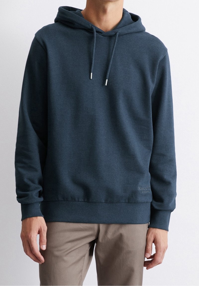 Mörkblå huvtröja i mjukt tyg, med en framficka, snoddar med metalldelar och ribbad nederkant och ärmar.