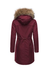 Bordo kurtka parka z futrzanym, sztucznym obszyciem kaptura, taliowana sznurkiem oraz długimi rękawami. Gładki materiał i prosty krój.
