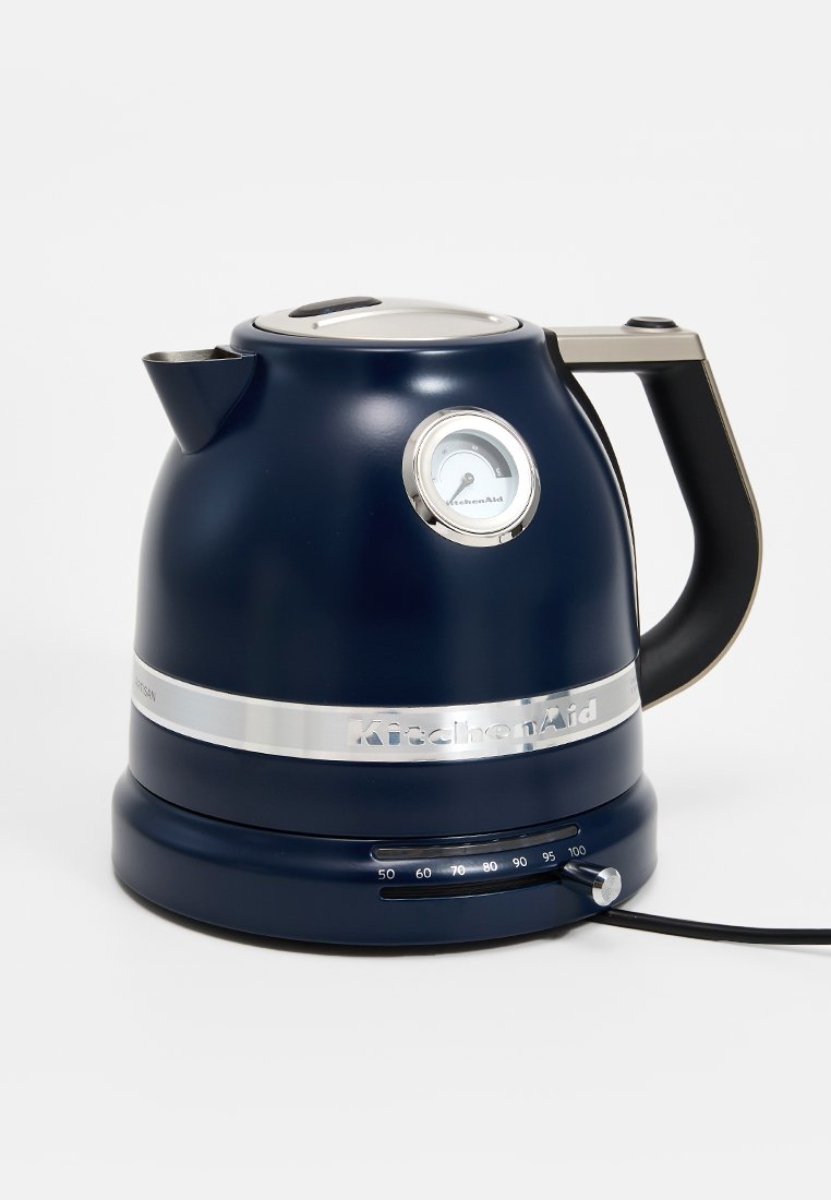 Elektrischer Wasserkocher mit navyblauem Gehäuse, Edelstahlakzenten und einem Wassertemperaturmesser. Mit schwarzem Griff und Drehregler.