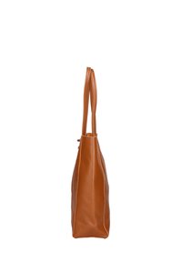 Borsa tote in pelle marrone con finitura testurizzata, manici allungati e una silhouette verticale ampia, progettata per l'uso quotidiano.