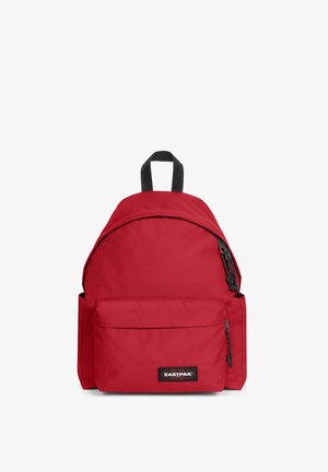 Mochila de nailon roja con parte superior curva, bolsillo frontal con cremallera, correas negras ajustables y logo de Eastpak. Textura suave con un diseño minimalista.