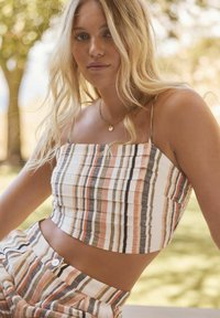 Gestreepte crop top van zachte stof met horizontale lijnen in oranje, beige en groen. Kenmerkt zich door dunne bandjes en een aansluitend ontwerp.