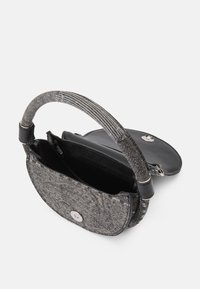 Borsa a mano in tessuto grigio con corpo testurizzato, dettagli in pelle nera, forma arrotondata e manico superiore. Presenta una chiusura magnetica e una tasca interna.
