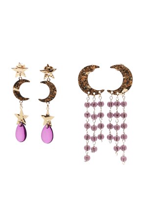 Orecchini color oro con forme a mezzaluna e stella, con accenti di perle viola e design a goccia, realizzati con materiali misti.