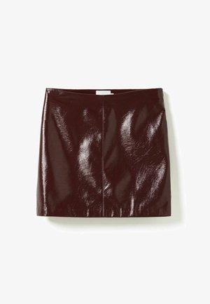 Vinsmagende faux læder mini skør med højglans finish, der har rene linjer, en simpel silhuet og en central søm detalje bagpå.