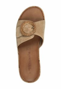 Sandale à glissière en daim tan avec un détail circulaire tissé, une semelle en liège et un coussin en chaussure pour le confort. Design à bout fermé.