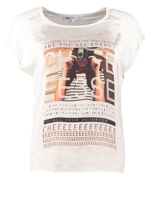 Hvid t-shirt med korte ærmer, med et foto af en kvinde, der holder et kamera, og tekst om at grine, minder og have det sjovt.