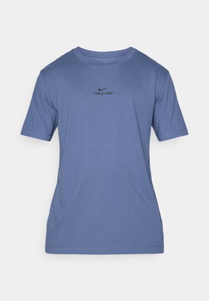 T-shirt Nike Pro με κοντά μανίκια σε ανοιχτό μπλε χρώμα, φτιαγμένο από μαλακό ύφασμα, με στρογγυλή λαιμόκοψη και διακριτή εκτύπωση λογότυπου σε μαύρο χρώμα στο στήθος.