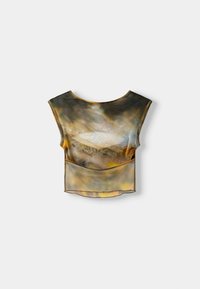 Kortärmad, croppad topp i genomskinligt tyg. Har ett abstrakt brunt och guldmönster med rundad halsringning och lös passform.