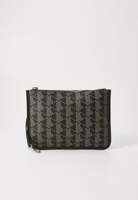 Čierna kabelka typu clutch s geometrickým zlatým vzorom vyrobená z textúrovaného materiálu, s uzavretím na zips a striebornými kovovými akcentmi.