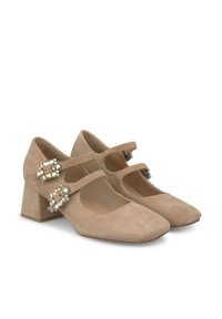 Beige suède Mary Jane schoenen met een vierkante neus, twee enkelbandjes en decoratieve kristalaccenten op de bandjes. Ontwerp met blokhak.