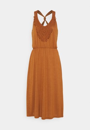 Robe midi sans manches orange rouille avec détail en crochet texturé sur l'encolure et design de bretelles torsadées dans le dos.