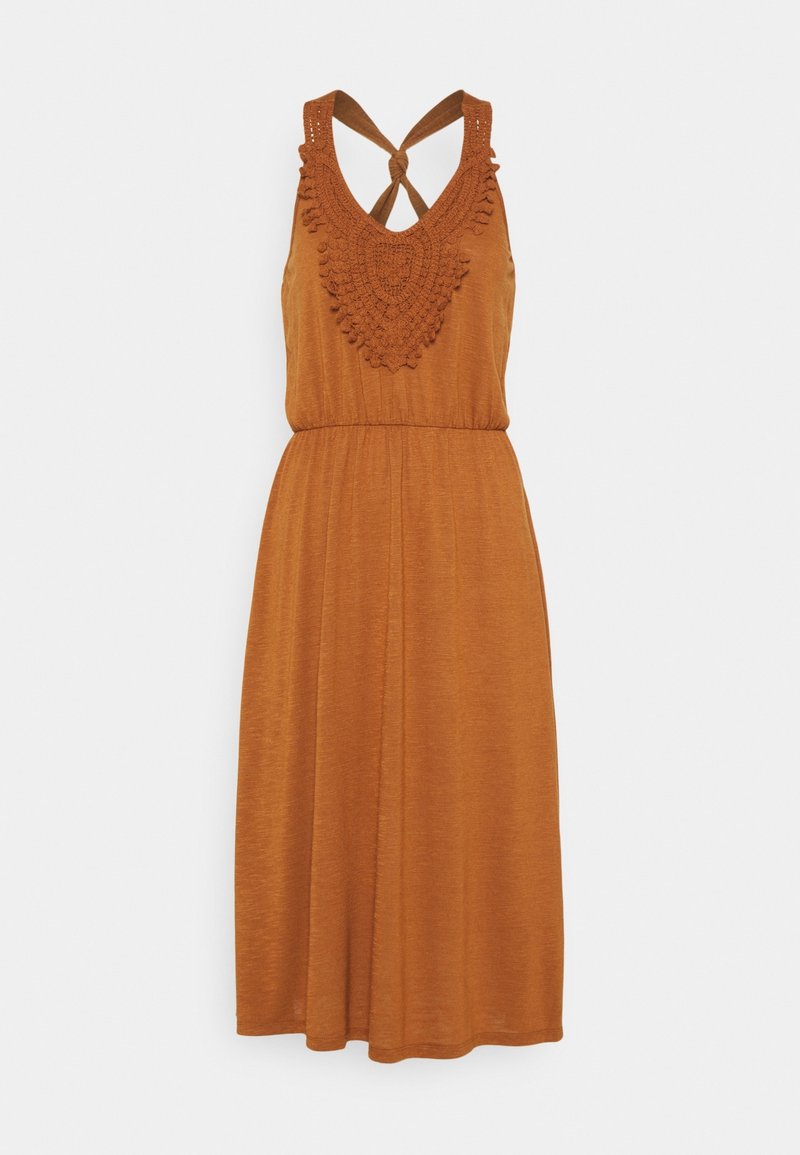 Robe midi sans manches orange rouille avec détail en crochet texturé sur l'encolure et design de bretelles torsadées dans le dos.