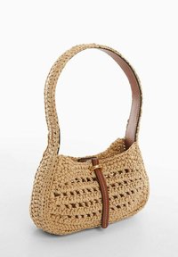 Geweven strohandtas in beige met een bruin leren hengsel en goudkleurige hardwareaccenten. Gebogen vorm met open geweven patroon.