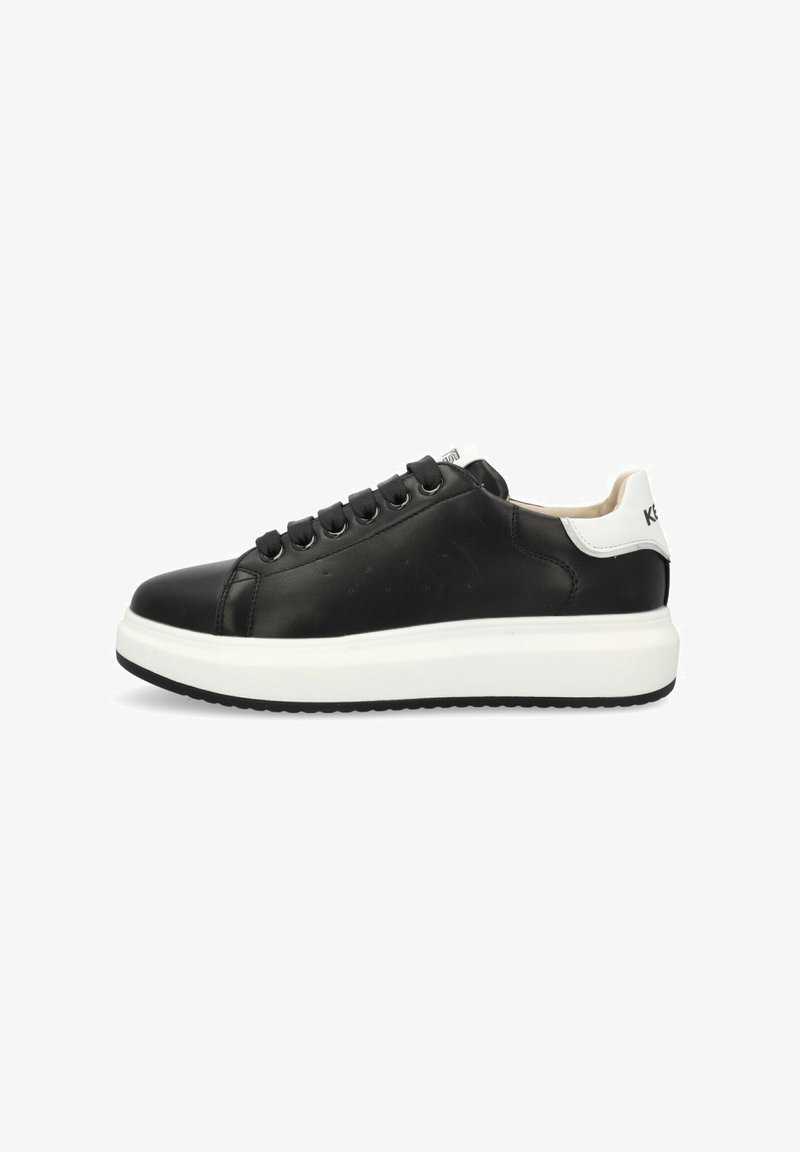Sneaker in pelle nera con tallone bianco e suola spessa bianca. Presenta punta arrotondata, sei occhielli per i lacci e leggere perforazioni sui lati.