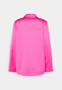 Blazer rose vif à manches longues avec col, vu de dos sur un fond clair uni.