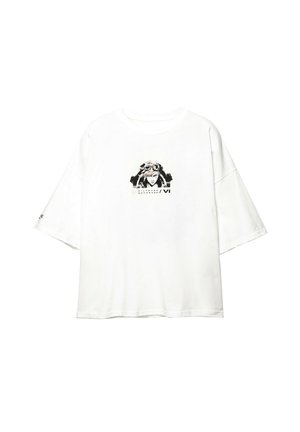 Vit oversized t-shirt med ett grafiskt tryck av en karaktärs ansikte med en vågig frisyr. Korta ärmar och rund halsdesign.