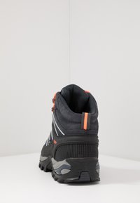 Schwarze Wanderstiefel mit orangefarbenen Akzenten, aus Textil und synthetischen Materialien, gepolstertem Schaft, robusten Sohlen, reflektierenden Streifen und Mesh-Details.