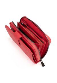 Portafoglio in pelle rossa con chiusura a zip, slot per carte multiple e scomparti per monete e banconote. Finitura testurizzata con un rivestimento interno liscio.