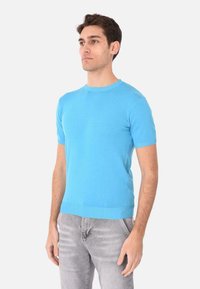 Maglione a maniche corte, con collo rotondo, in morbido cotone misto blu chiaro, caratterizzato da una texture liscia e sottili accenti a coste nel colletto e nel fondo.