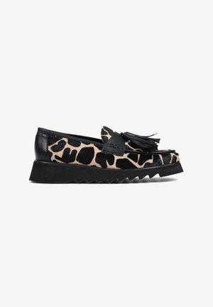 Czarno-beżowe lśniące loafersy w panterkę z skórzaną cholewką, detalem w postaci frędzli oraz grubą czarną gumową podeszwą z wzorem w zygzak.