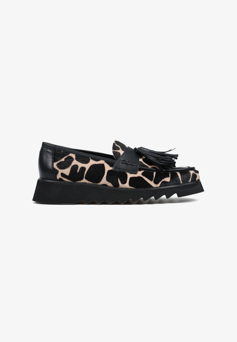 Czarno-beżowe lśniące loafersy w panterkę z skórzaną cholewką, detalem w postaci frędzli oraz grubą czarną gumową podeszwą z wzorem w zygzak.