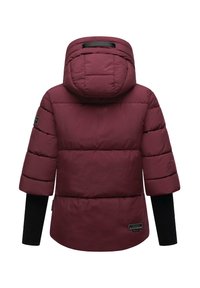 Bordeauxfarbene Puffjacke mit abnehmbarer Kapuze, kurzen Ärmeln und gerippten schwarzen Bündchen. Mit Steppnähten und einem Markenetikett am Saum.