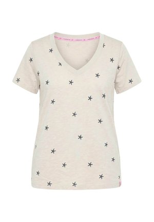 T-shirt beige a maniche corte con scollo a V, con piccoli motivi scuri a forma di stelle marine sparsi e etichetta rosa del marchio all’interno del colletto.