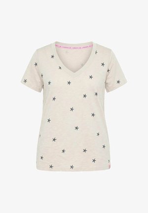 T-shirt beige à manches courtes et col en V avec des petits motifs d'étoiles de mer foncées éparpillés et une étiquette de marque rose à l'intérieur du col.