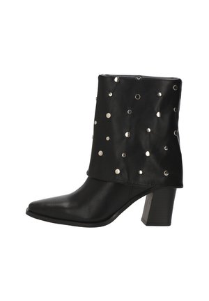 Botas negras hasta el tobillo con puntera puntiaguda, cuero texturizado y tacón de bloque de altura media. Con detalles de tachuelas metálicas en la parte superior suave.