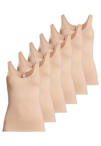 Sette canottiere beige con scollo a giro, realizzate in un morbido misto cotone elasticizzato. Ognuna ha spalline sottili e una silhouette aderente.
