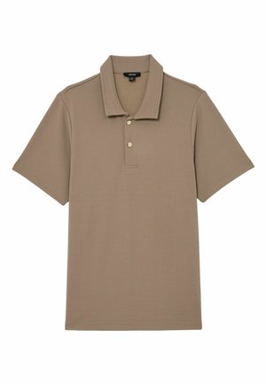 Tricou polo cu mâneci scurte, de culoare taupe, din țesătură texturată, cu două nasturi bej pe fenta nasturilor, așezat plat pe un fundal alb.